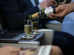 Алкоголь на борту самолета: правила и советы