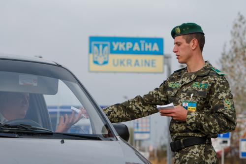 Кабмин утвердил новый порядок въезда в Крым