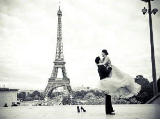 Свадебная церемония возле Эйфелевой Башни в Париже